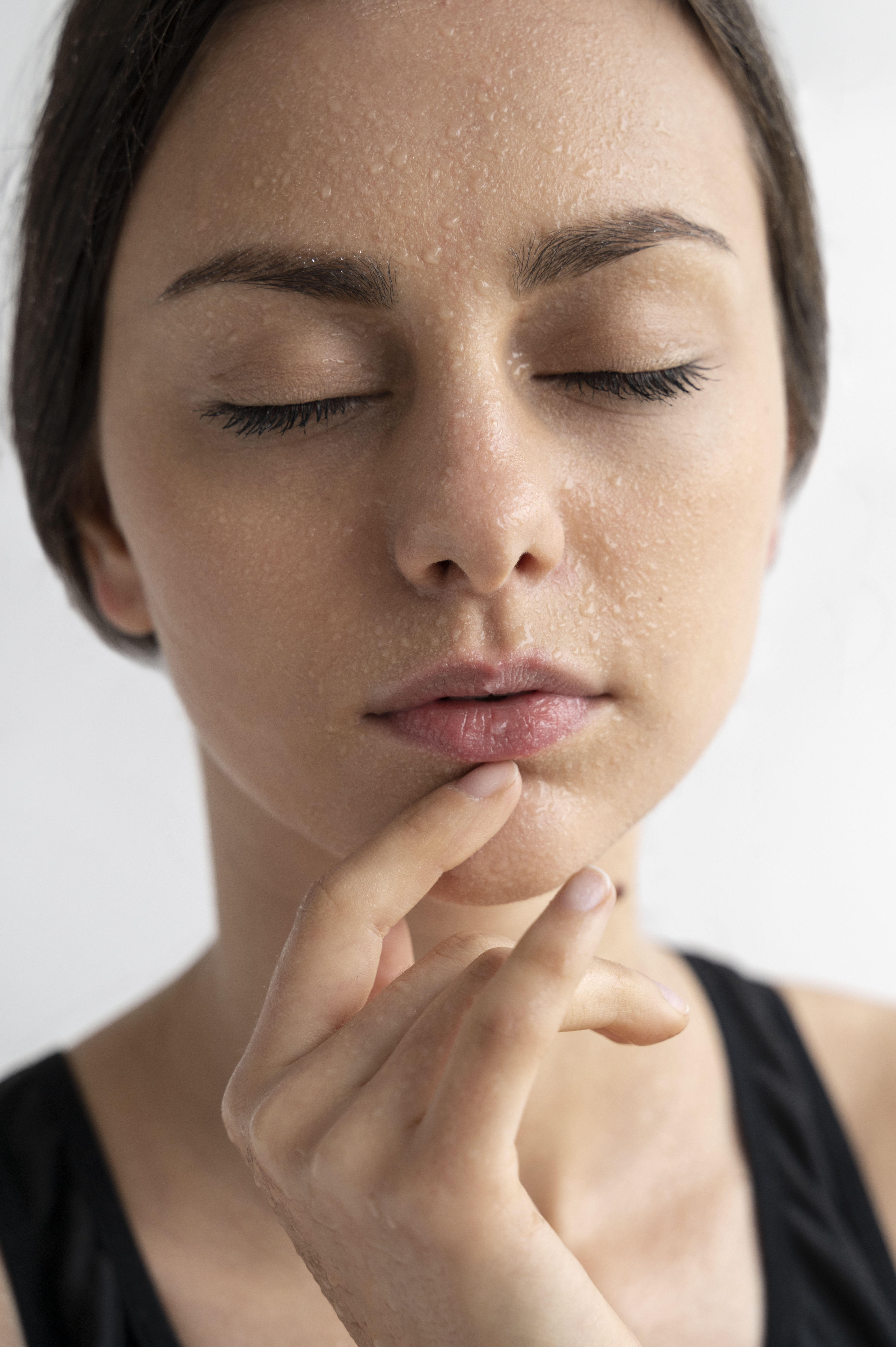 A húzódó, vízhiányos bőr gyakran fakóbbnak és érzékenyebbnek tűnik. A megfelelő, rétegezett hidratáló rutin segít helyreállítani a komfortérzetet, támogatni a barrier működését és visszaadni a bőr természetes rugalmasságát.